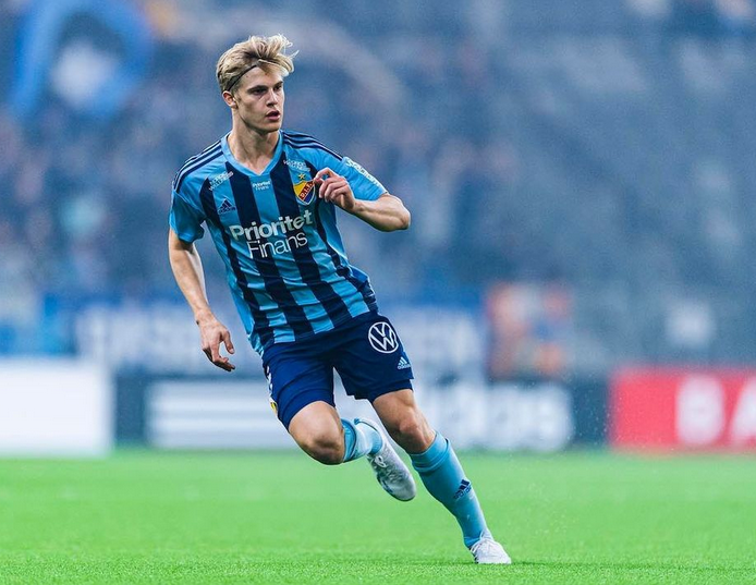 加时末段费耶诺德备战亚冠，战术微调细节曝光，媒体盛赞，球探报告显示潜力(费耶诺德比赛为什么中断了)